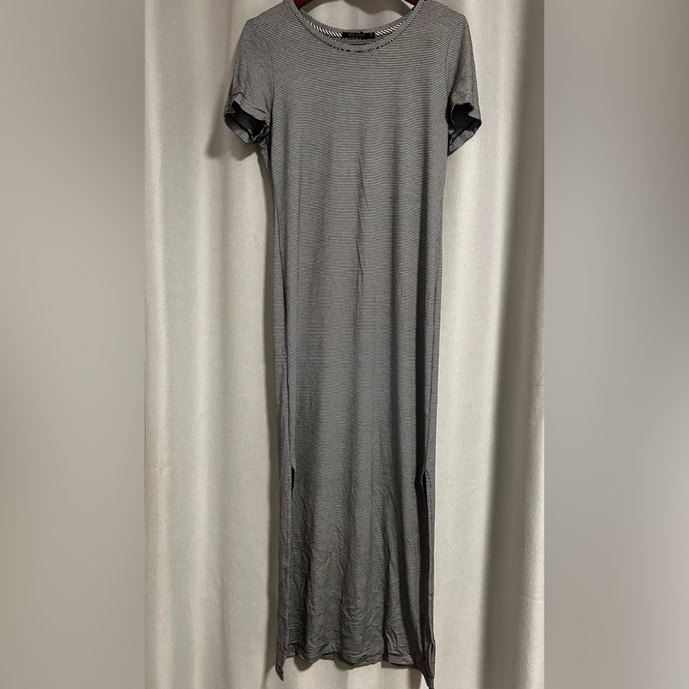 3/$25 Max Jeans Black and White Maxi T-shirt Dress